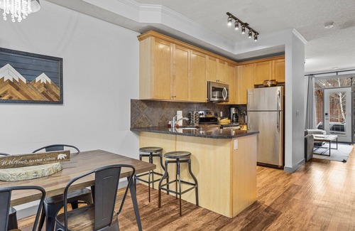 Canmore Cabina | Unas Vacaciones Esperan !! Condominio con vista a la montaña con piscina y jacuzzi ** Mascota amiga