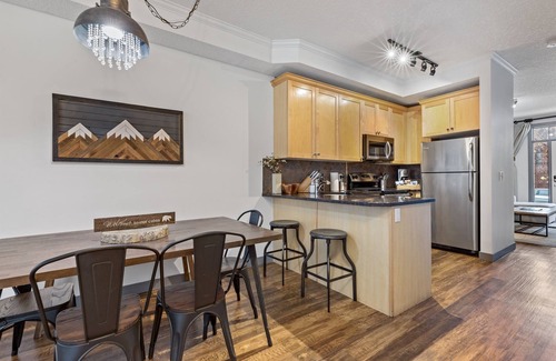 Canmore Cabina | Unas Vacaciones Esperan !! Condominio con vista a la montaña con piscina y jacuzzi ** Mascota amiga