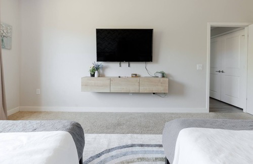 South Mountain Apartamento | Mountain View - Clean & Stylish W/ Garage Parking