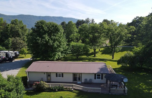 Speedwell Casa | Mountain View! Close to Lake and trails