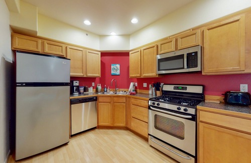 Alyeska Condominio | Mountain-view condo with private hot tub, fireplace, deck, W/D
