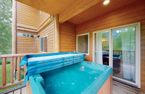 Alyeska Condominio | Mountain-view condo with private hot tub, fireplace, deck, W/D