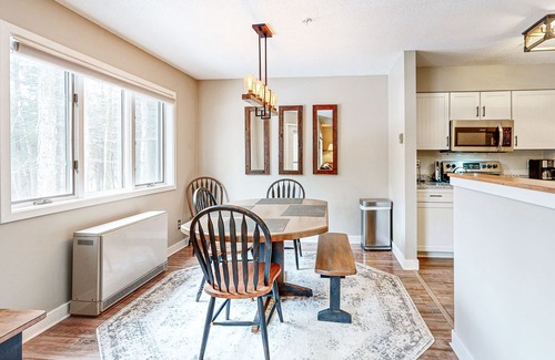Stratton Mountain Condominio | Mountain-view condo with private balcony, fireplace, & updated interior
