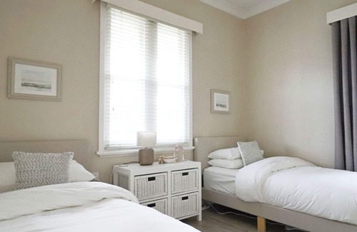 West Tamworth Cabaña | Mountain view cottage 2 blocks from shopping world