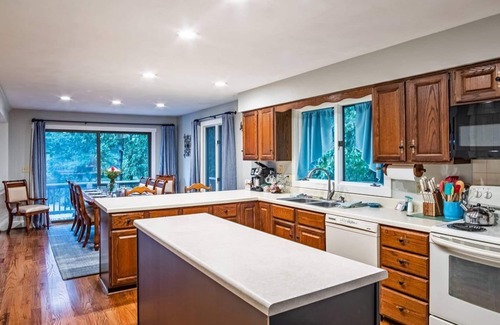 Huddleston Casa | Mountain View Cove Lakeside Retreat