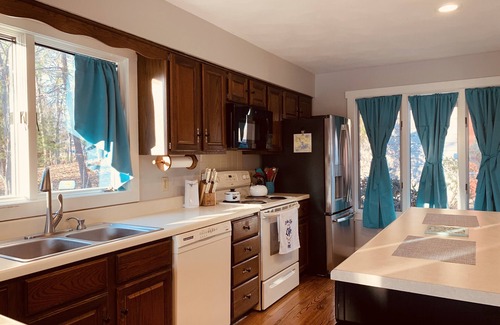 Huddleston Casa | Mountain View Cove Lakeside Retreat