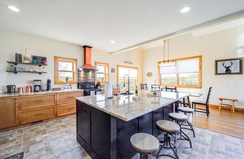 Fleetwood Cabina | Mountain-View Deck: Group Getaway in Fleetwood