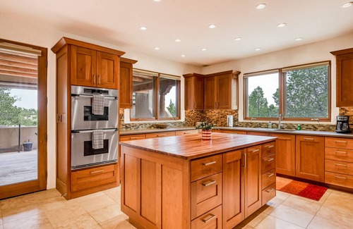 La Tierra Casa | Mountain view estate with main house & guest house - rooftop hot tub, dogs ok