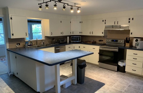 Millerton Otro | Mountain View Farmhouse, pool/hot tub, fire pit, 4 seasons porch, game room