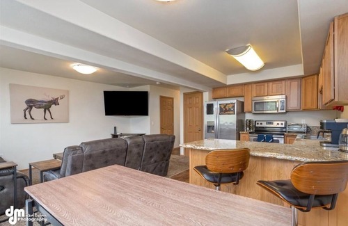 Knik-Fairview Casa | Mountain View Haven - Luxe Townhouse w/ King Suite & Walk-In Closet
