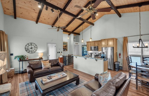 Beech Mountain Chalet De Esquí | Mountain View! Hot Tub! Fire Pit! King Beds! Pet friendly
