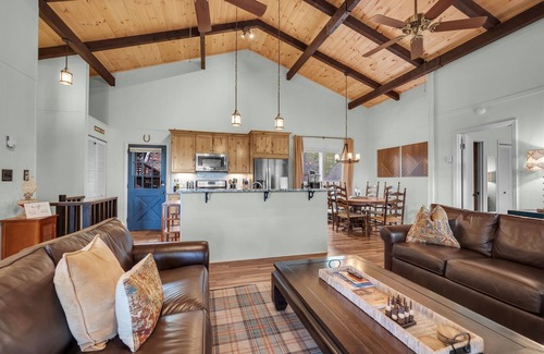 Beech Mountain Chalet De Esquí | Mountain View! Hot Tub! Fire Pit! King Beds! Pet friendly