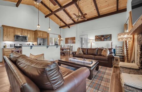 Beech Mountain Chalet De Esquí | Mountain View! Hot Tub! Fire Pit! King Beds! Pet friendly