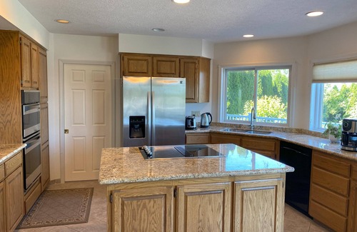 Beaverton Casa | Mountain View home close to hiking trails, city and main attractions.