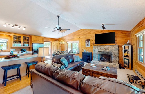 Waynesville Casa | Mountain view home with a furnished deck, gas fireplace and washer/dryer