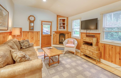 Stowe Hollow Casa | Casa amigable para perros con chimenea de gas y bañera de hidromasaje compartida, ¡con acceso a Pinnacle Trail!