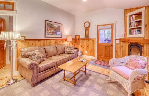 Stowe Hollow Casa | Casa amigable para perros con chimenea de gas y bañera de hidromasaje compartida, ¡con acceso a Pinnacle Trail!