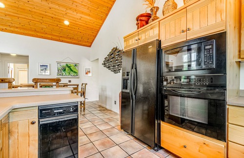 Moab South Valley Casa | Mountain view home with patio, gas fireplaces & shared pool/hot tub - 2 dogs OK