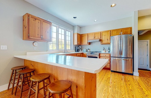Dorset Casa | Mountain view home with large yard, lovely deck, pool table & fireplace