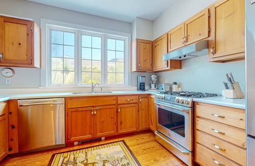 Dorset Casa | Mountain view home with large yard, lovely deck, pool table & fireplace