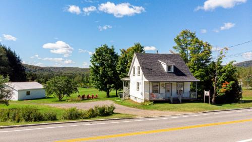 Saint-Leonard-de-Portneuf Chalet De Esquí | Mountain View, Hot Tub, Trail Access, Spa