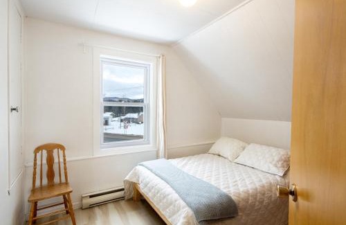 Saint-Leonard-de-Portneuf Chalet De Esquí | Mountain View, Hot Tub, Trail Access, Spa