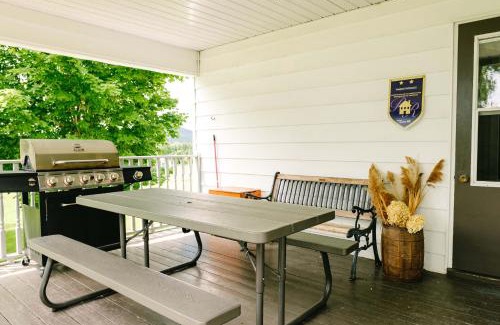 Saint-Leonard-de-Portneuf Chalet De Esquí | Mountain View, Hot Tub, Trail Access, Spa
