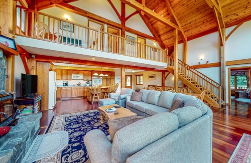 Ludlow Casa | Impresionante puesto y viga en casa de montaña con jacuzzi privado cerca del Okemo Resort.