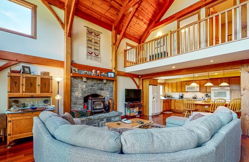 Ludlow Casa | Impresionante puesto y viga en casa de montaña con jacuzzi privado cerca del Okemo Resort.