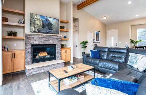 Oakhurst Casa | Mountain View House with hot tub, putting green, stunning views