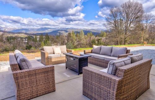 Oakhurst Casa | Mountain View House with hot tub, putting green, stunning views