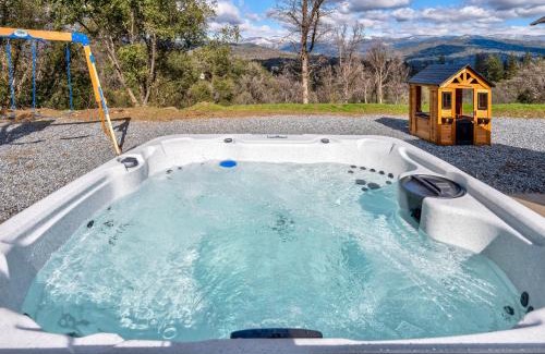 Oakhurst Casa | Mountain View House with hot tub, putting green, stunning views