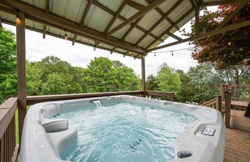 Dandridge Casa | Mountain View Lake House | Hot Tub, Theater, Pets