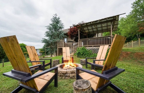 Dandridge Casa | Mountain View Lake House | Hot Tub, Theater, Pets