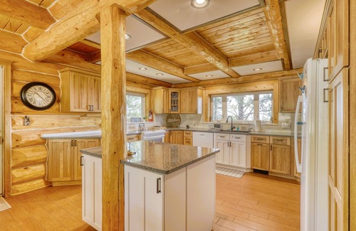 Pagosa Springs Cabina | Mountain-View Log Cabin on 5 Acres w/ Game Room