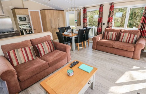 Whitland Cabaña | MOUNTAIN VIEW LODGE, pet friendly, with hot tub in Whitland