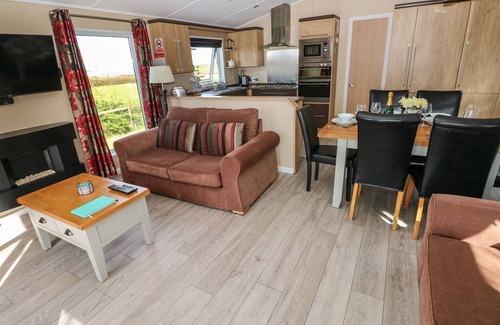 Whitland Cabaña | MOUNTAIN VIEW LODGE, pet friendly, with hot tub in Whitland