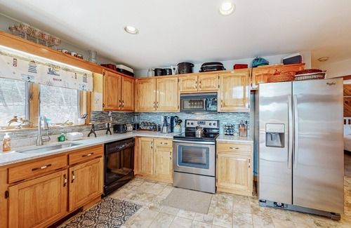 Cavendish Casa | Mountain-view lodge with deck, fireplace, pool table, W/D & fast WiFi