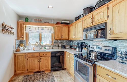 Cavendish Casa | Mountain-view lodge with deck, fireplace, pool table, W/D & fast WiFi