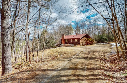 Cavendish Casa | Mountain-view lodge with deck, fireplace, pool table, W/D & fast WiFi