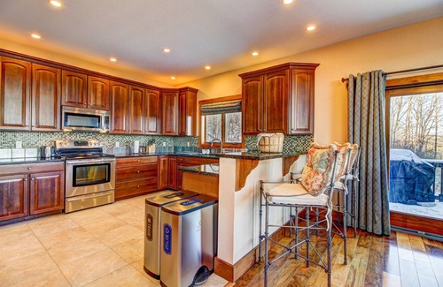 Ludlow Casa | Mountain View Manor - Expansive Views, Hot Tub, Hiking & Nearby Lakes!