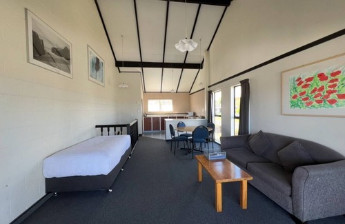 Taupo Hotel | Mountain View Motel, Taupo
