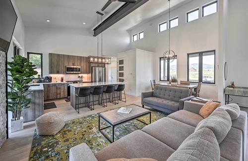 Oak Creek Casa | Mountain-View Oak Creek Paradise w/ Hot Tub!