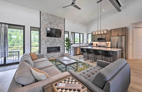 Oak Creek Casa | Mountain-View Oak Creek Paradise w/ Hot Tub!