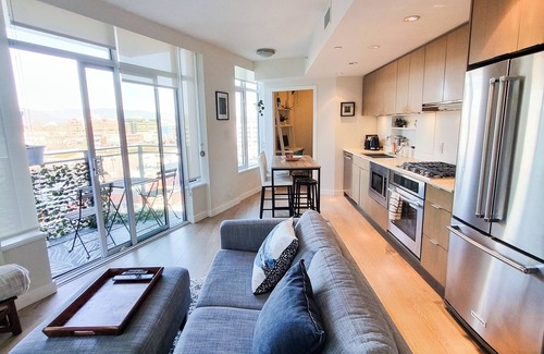 Mount Pleasant Condominio | Mountain View, Plus Den, Boho Condo