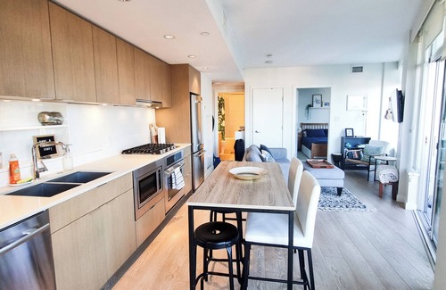 Mount Pleasant Condominio | Mountain View, Plus Den, Boho Condo