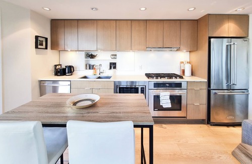 Mount Pleasant Condominio | Mountain View, Plus Den, Boho Condo