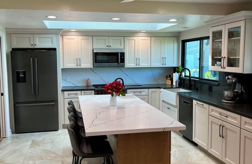 Agoura Hills Casa | Mountain View Poolside Retreat-Spacious 5-bedroom house in Agoura Hills Ca