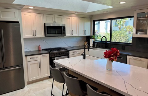 Agoura Hills Casa | Mountain View Poolside Retreat-Spacious 5-bedroom house in Agoura Hills Ca