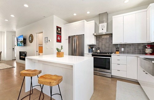 Old Town North Casa | Mountain View Retreat – Perfect for Groups!